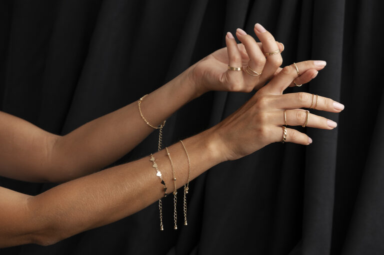 arme-der-frau-die-goldenen-schmuck-tragen